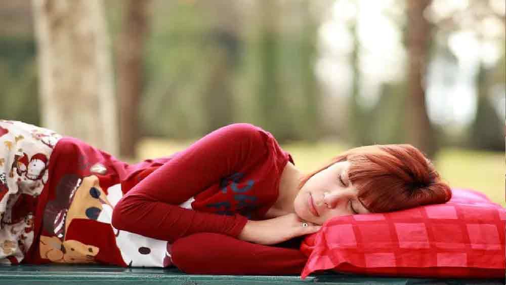 Benefits of Early Sleeping: చాలా మంది అర్థరాత్రి వరకు మొబైల్ చూస్తూ ఉంటారు. ఇది నిద్ర నాణ్యతను మరింత దిగజార్చుతుంది. దీని కారణంగా రోజంతా చిరాకుగా, ఆందోళనతో ఉంటారు. సరిగా నిద్రపోకపోవడం వల్ల పని సామర్థ్యాన్ని తగ్గిస్తుంది. అయితే రాత్రి వేళ సమయానికి నిద్రపోవడం వల్ల చాలా ప్రయోజనాలు ఉన్నాయి. అవేంటో ఇప్పుడు తెలుసుకుందాం..