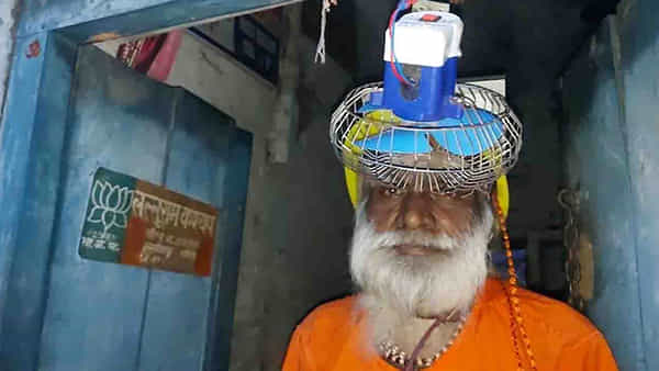 Viral Video: ఏం ఐడియా గురూ.. ఇలాంటి హెల్మెట్ ఉంటే బైకు బుల్లెట్టులా దూసుకెళ్తుంది..