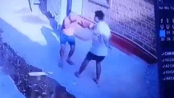Watch Video: కొడుకు కాదు.. రాక్షసుడు.. కన్న తండ్రిని నడిరోడ్డుపై.. జనం అడ్డుపడుతున్నా.. వీడియో