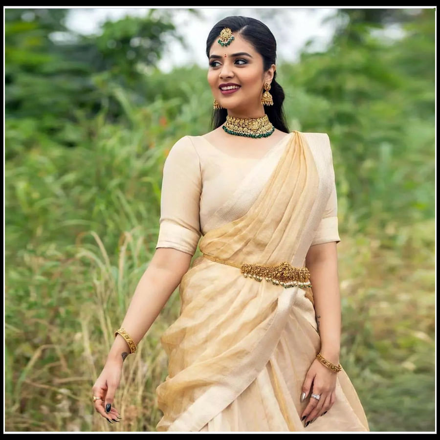 Sreemukhi: నిండు జాబిలమ్మలా మెరిసిపోతున్న అందాల శ్రీముఖి..