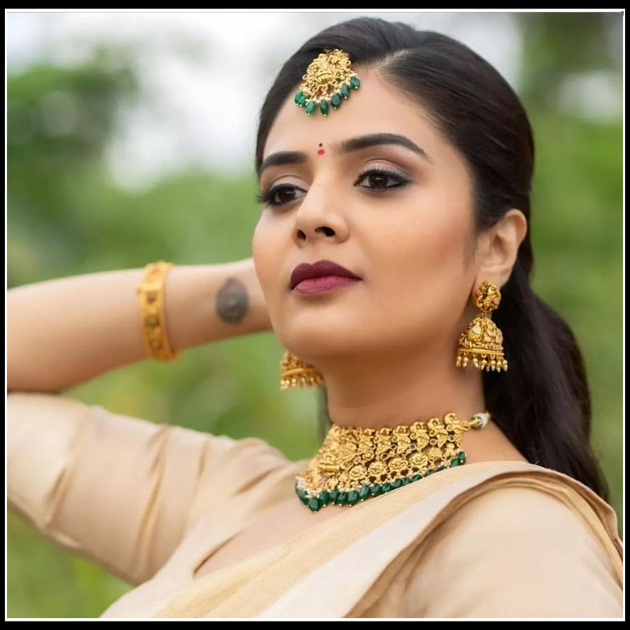 Sreemukhi: నిండు జాబిలమ్మలా మెరిసిపోతున్న అందాల శ్రీముఖి..