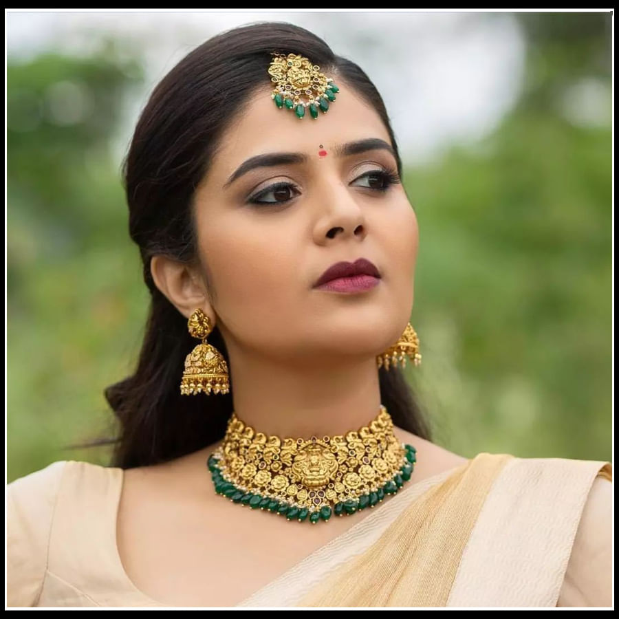 Sreemukhi: నిండు జాబిలమ్మలా మెరిసిపోతున్న అందాల శ్రీముఖి..