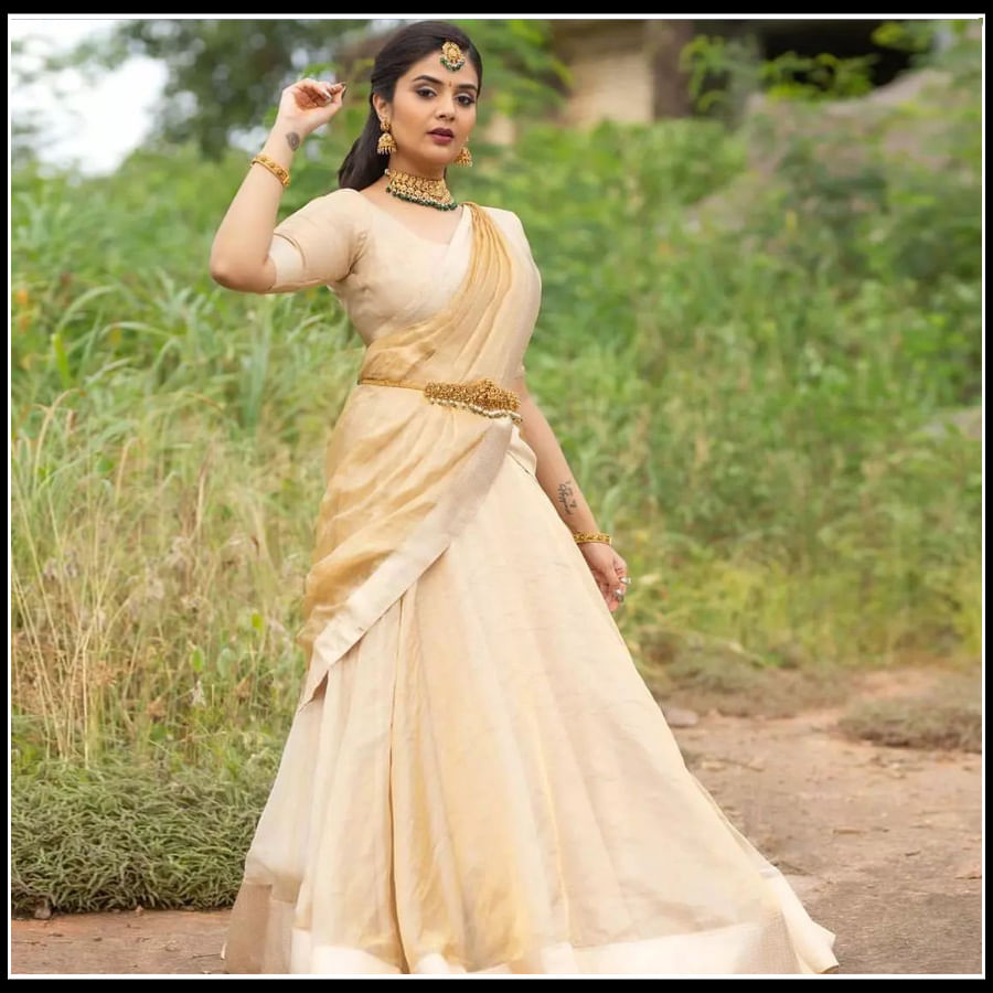 Sreemukhi: నిండు జాబిలమ్మలా మెరిసిపోతున్న అందాల శ్రీముఖి..