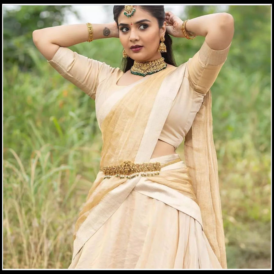 Sreemukhi: నిండు జాబిలమ్మలా మెరిసిపోతున్న అందాల శ్రీముఖి..