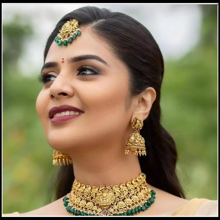 Sreemukhi: నిండు జాబిలమ్మలా మెరిసిపోతున్న అందాల శ్రీముఖి..