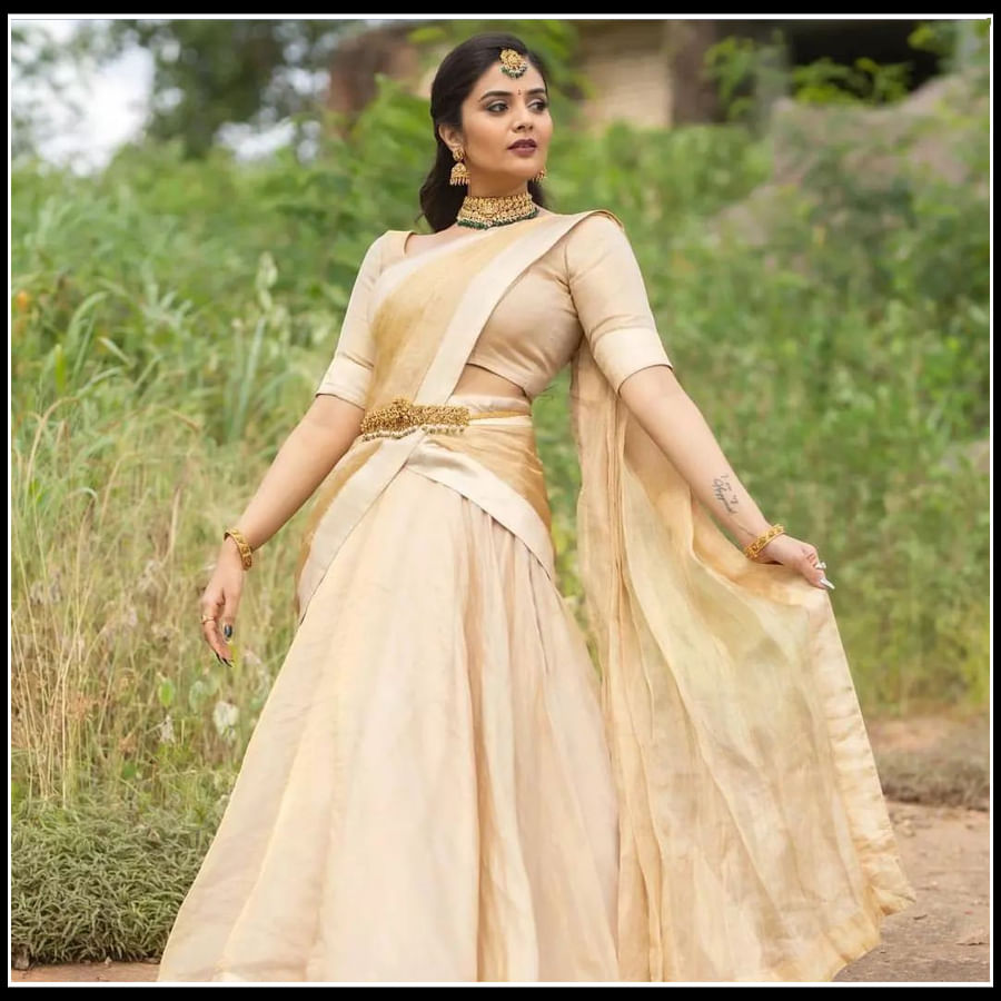 Sreemukhi: నిండు జాబిలమ్మలా మెరిసిపోతున్న అందాల శ్రీముఖి..