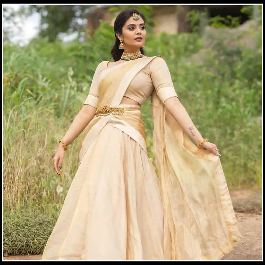 Sreemukhi: నిండు జాబిలమ్మలా మెరిసిపోతున్న అందాల శ్రీముఖి..