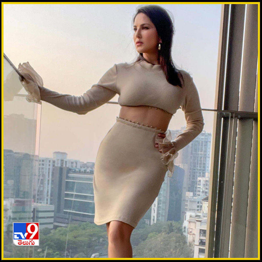 Sunny Leone: సన్నీ కి పెరుగుతున్న ఫ్యాన్ ఫాలోయింగ్.. చూపుతిప్పుకోనివ్వని అందాలు..