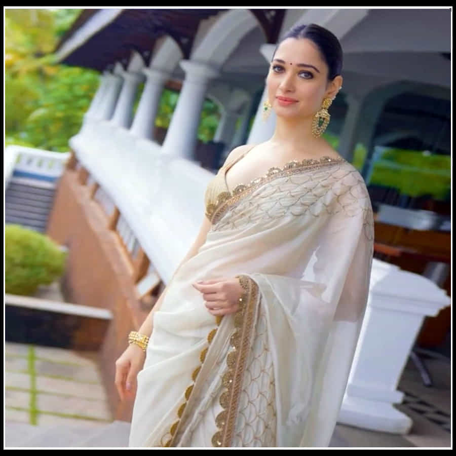 Tamannaah: ఆమె నవ్విందంటే చందమామ చాటేస్తుంది ముఖం.. తమన్నా అందచందాలకు ఫిదా..