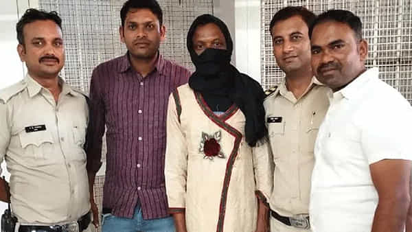 Viral News: అర్ధరాత్రి ఇంట్లో చొరబడ్డ చోర్లేడీ.. రూ.1.25లక్షలు లూటీ.. సీసీ ఫుటేజ్ చూసి కంగుతిన్న పోలీసులు..!
