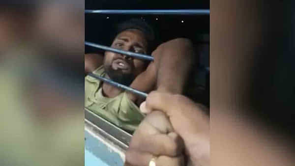 Viral Video: కదులుతున్న రైలు నుంచి సెల్ఫోన్ చోరీకి యత్నం.. ప్రయాణికులకు చిక్కి నరకం చూసిన దొంగ.. వీడియో వైరల్
