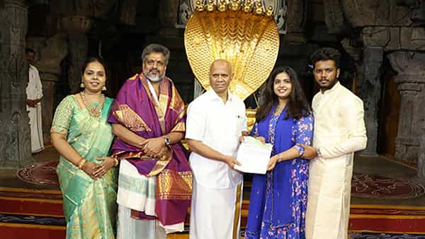 Tirumala: వడ్డీకాసులవాడికి భూరి విరాళం ఇచ్చిన ముస్లిం దంపతులు.. చెక్కుని ఈవో ఎవి.ధర్మారెడ్డికి అందజేత