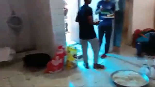 Caught On Camera: యూపీలో ఘోరం.. కబడ్డీ ప్లేయర్స్కి టాయిలెట్లలో భోజనాలు.. షాకింగ్ వీడియో..