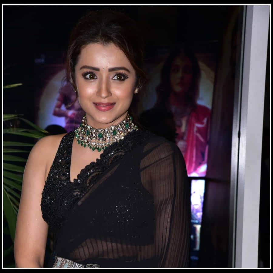 Trisha: నేలపై నడిచే నెలవంకలా చీరకట్టులో చెన్నై సుందరి త్రిష అందాలు..