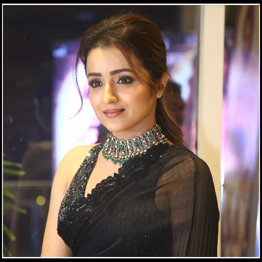 Trisha: నేలపై నడిచే నెలవంకలా చీరకట్టులో చెన్నై సుందరి త్రిష అందాలు..