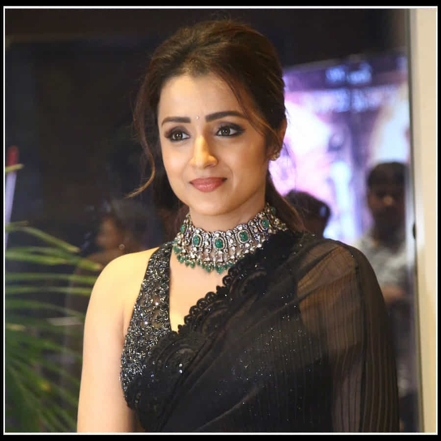 Trisha: నేలపై నడిచే నెలవంకలా చీరకట్టులో చెన్నై సుందరి త్రిష అందాలు..
