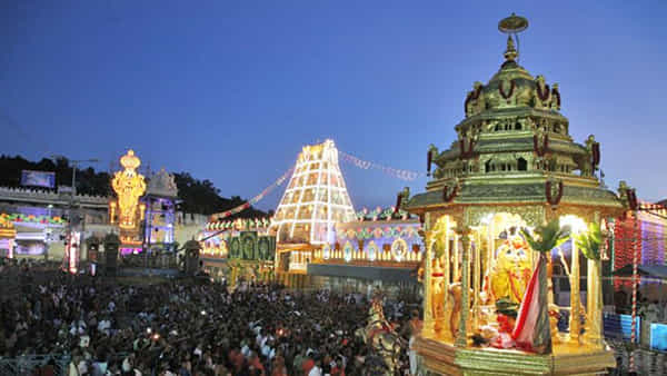 తిరుమలలో భారీగా పెరిగిన భక్తుల రద్దీ.. శ్రీవారి దర్శనానికి 15 గంటల సమయం