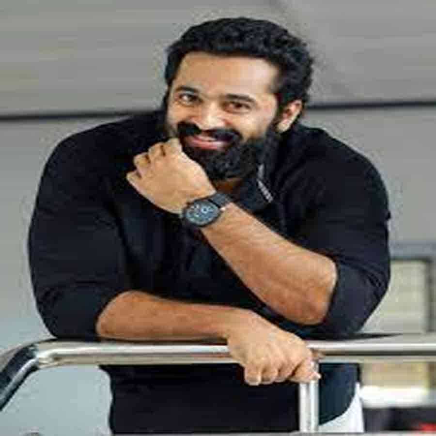 2012 బైసాఖ్ యాక్షన్ కామెడీ మువీ మల్లు సింగ్ సినిమా ద్వారా ముకుందన్ గుర్తింపు పొందాడు. మామాంగమ్ సినిమా కూడా పెద్ద హిట్ ఇచ్చింది.