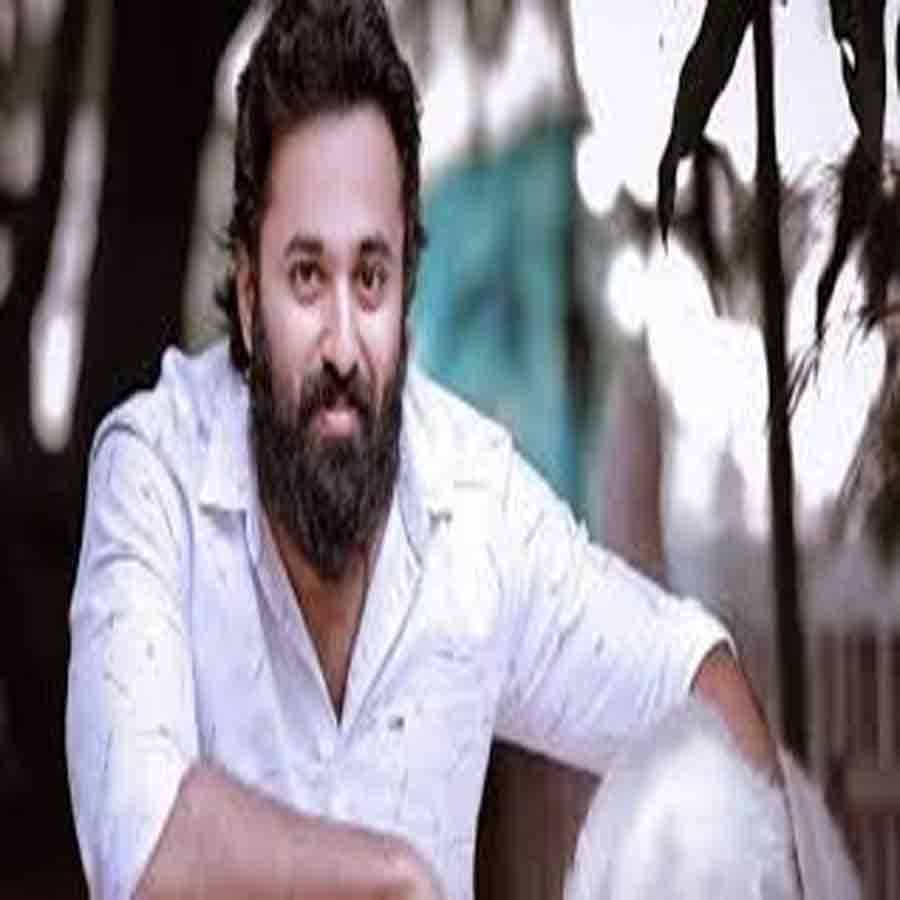 తెలుగులో బ్లాక్బాస్టర్ మువీ భాగమతి మువీ హీరో గుర్తున్నాడా? మలయాళ నటుడైన ఉన్ని ముకుందన్ ఈ సినిమాతో తెలుగు చిత్రసీమలో తనదైన ముద్ర వేసుకున్నాడు. 22 సెప్టెంబర్ 1987న జన్మించిన ఉన్ని ముకుందన్ బర్త్డే ఈ రోజు. తమిళ, మళయాళంలోనే కాకుండా పలు తెలుగు సినిమాల్లో కూడా ముకుందన్ నటించాడు.