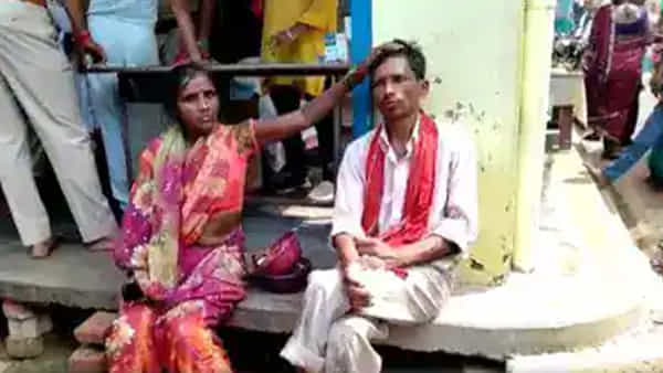 Viral News : వామ్మో.. ఇదేం పిచ్చి.. అమ్మవారి ముందు నాలుక కోసుకున్న భక్తుడు.. ఆపై..