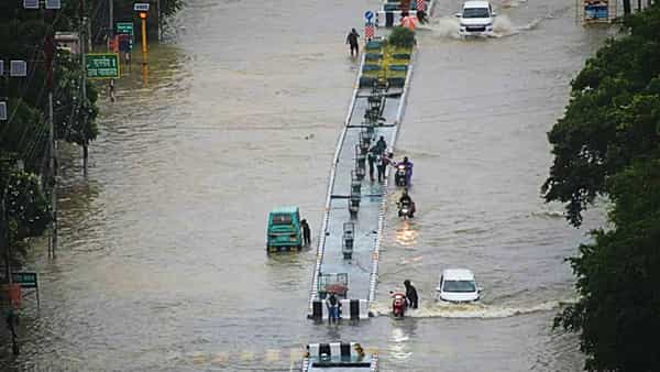 Heavy Rains: ఉత్తరప్రదేశ్లో కుండపోత వర్షాలు.. వరద నీటిలో కొట్టుకుపోయిన వాహనాలు..