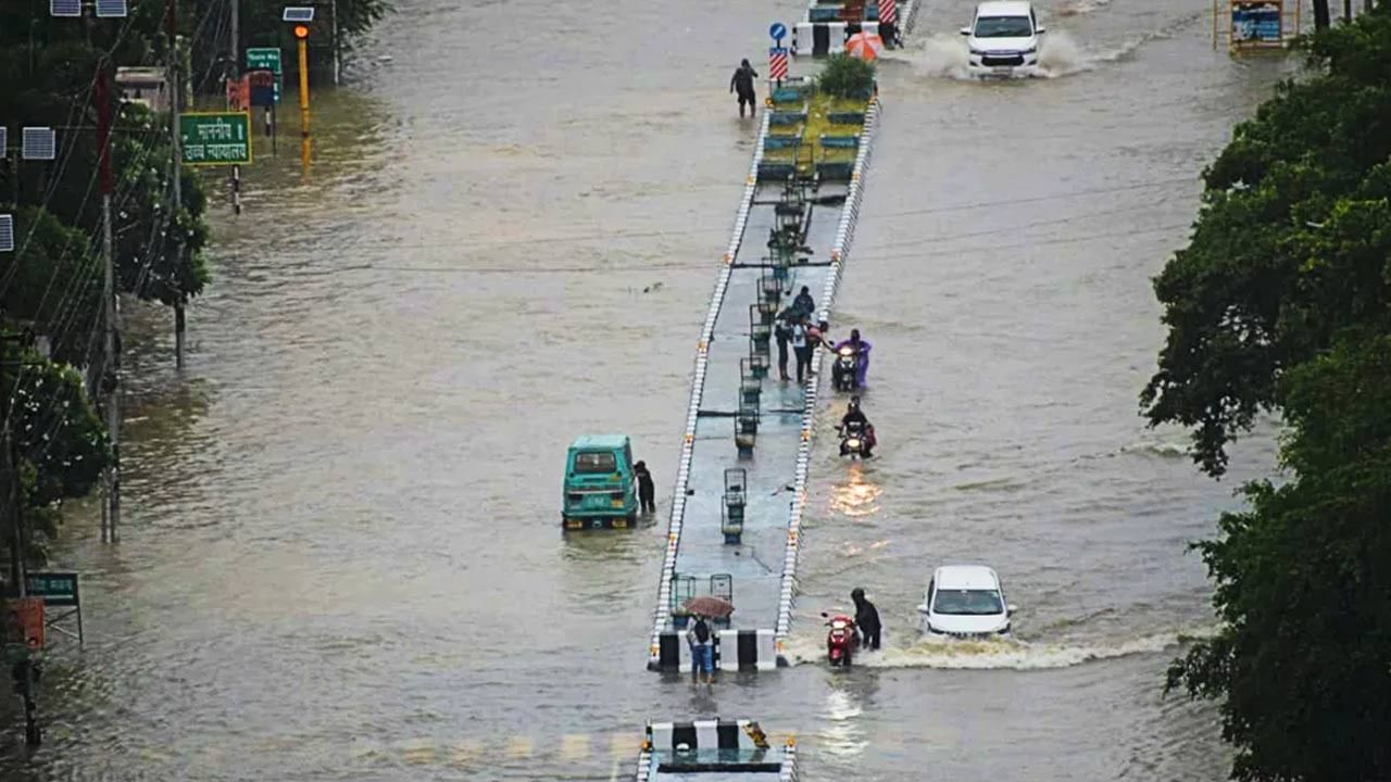 Heavy Rains: ఉత్తరప్రదేశ్‌లో కుండపోత వర్షాలు.. వరద నీటిలో కొట్టుకుపోయిన వాహనాలు..