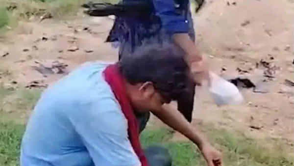 Viral Video: వామ్మో అదేం కొట్టుడు అక్కో.. 20 సెకన్లలో 40 చెప్పు దెబ్బలు కొట్టింది..షాకింగ్ వీడియో వైరల్
