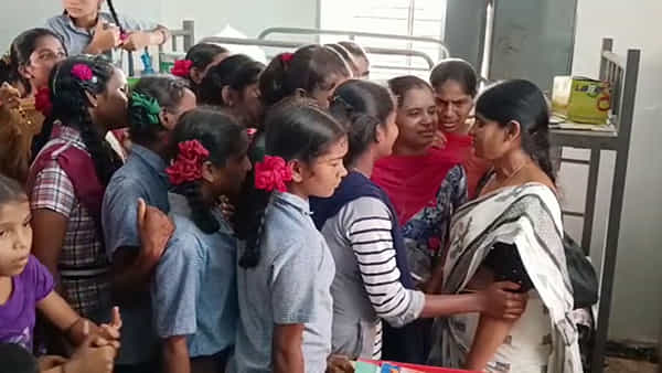 Telangana:వద్దు మేడమ్..వెళ్లొద్దంటూ బోరున ఏడ్చేసిన విద్యార్థులు.. ఎందుకో తెలిస్తే అవాక్కే..!