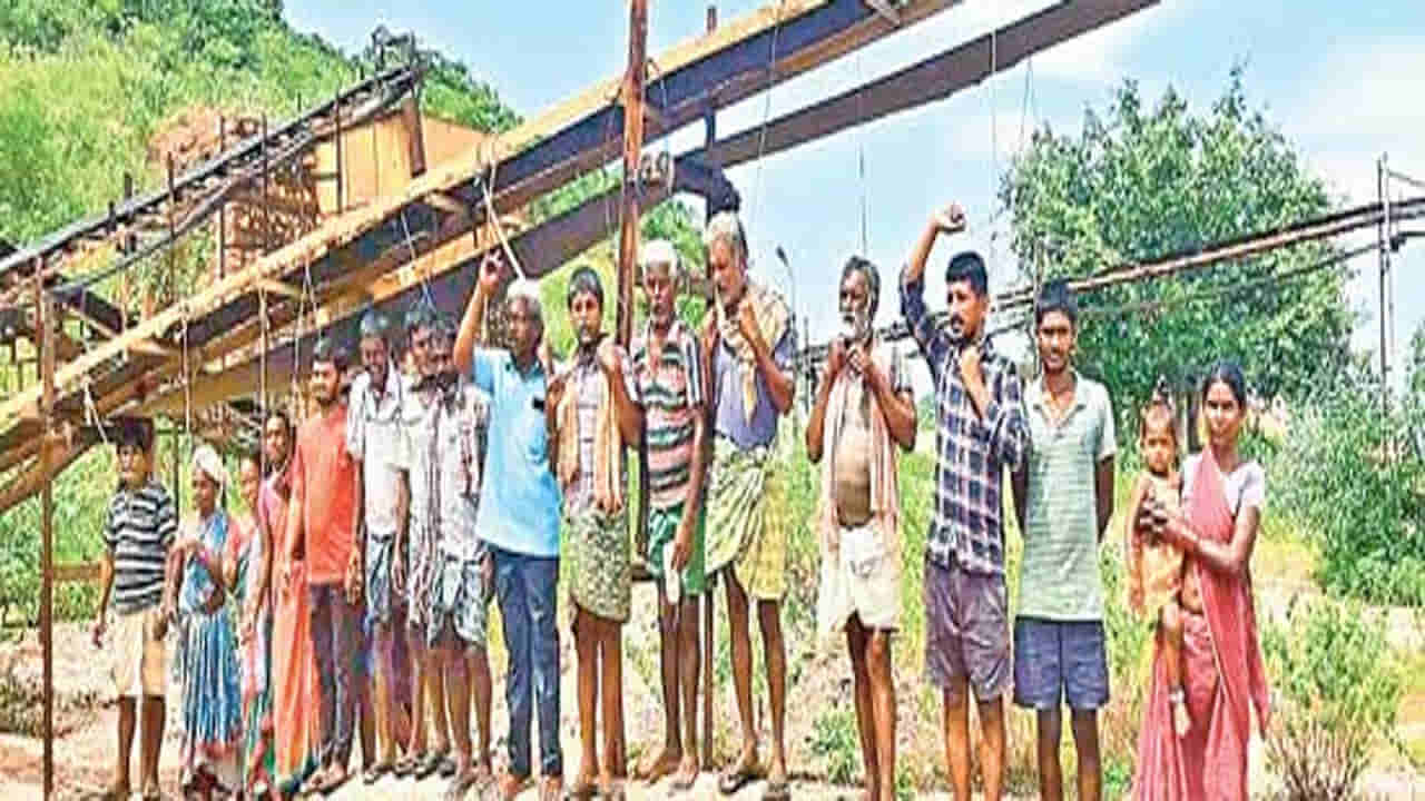 Andhra Pradesh: మైనింగ్‌కు వ్యతిరేకంగా గ్రామస్తుల వినూత్న నిరసన.. కొండ పైకి ఎక్కి మెడకు ఉరితాళ్లు బిగించుకుని..