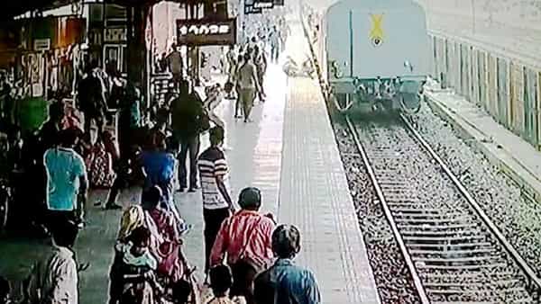 Viral Video: క్షణం ఆలస్యం అయితే ప్రాణాలు గాలిలో కలిసేవే.. కదులుతున్న రైలు ఎక్కుతూ ..