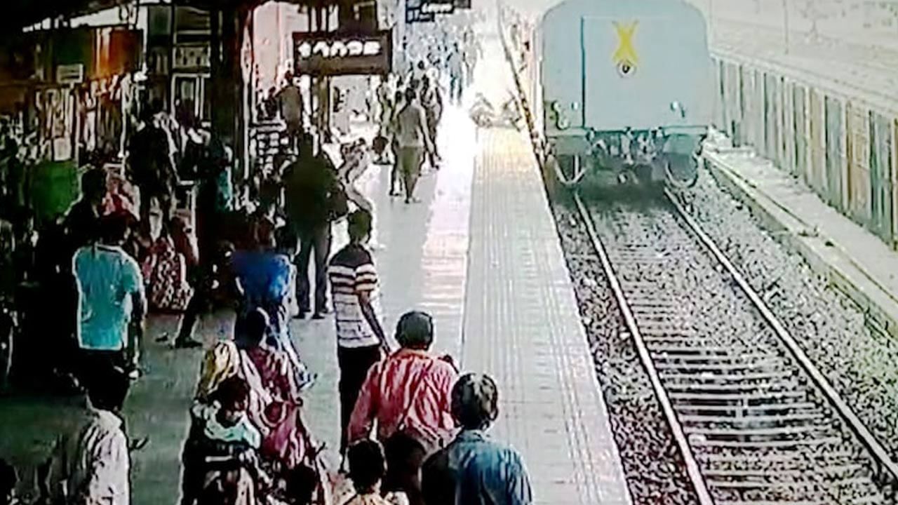 Viral Video: క్షణం ఆలస్యం అయితే ప్రాణాలు గాలిలో కలిసేవే.. కదులుతున్న రైలు ఎక్కుతూ ..