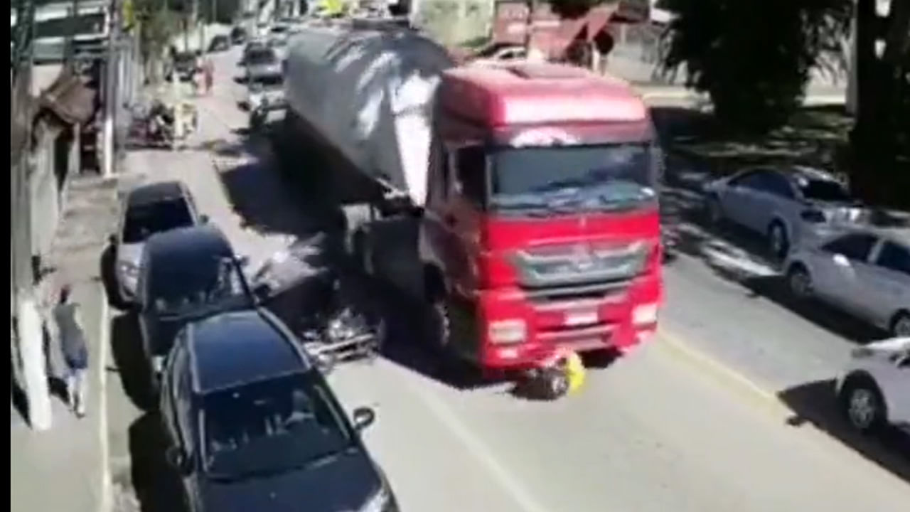 Viral Video: యముడు లీవ్లో ఉన్నట్లున్నాడు.. బైకర్ను తొక్కుకెళ్లిన ట్రక్.. చివరికి ఏం జరిగిందంటే!