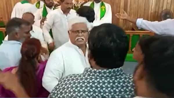 Visakhapatnam Church: ప్రార్థనలు మానేసి పాస్టర్ల ఫైటింగ్.. విశాఖ వెంకోజిపాలెం చర్చ్లో పరేషాన్..