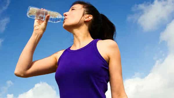 Health Tips: వామ్మో.. నిలబడి నీళ్లు తాగుతున్నారా..? ఈ విషయాలు తెలుసుకుంటే మీకే మంచిది..