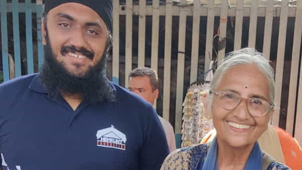 Viral News: ముంబై లోకల్ ట్రైన్లో చాక్లెట్లు అమ్ముకుంటున్న వృద్ధురాలికి నెటిజన్స్ సలాం.. గ్రేట్ అంటూ ప్రశంసలు.. ఇంతకీ ఏం చేసిందంటే..