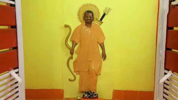 Ayodhya: రాముడి రూపంలో యోగి ఆదిత్యనాథ్… అయోధ్యలో గుడి, ప్రత్యేక పూజలు ప్రసాదాలు..