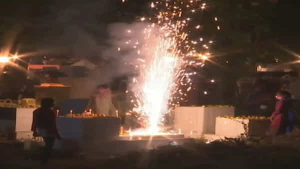 Diwali 2022: స్మశానవాటికలో దీపావళి వేడుకలు.. వింత సందడి ఎక్కడ..? ఎందుకో తెలుసా?..
