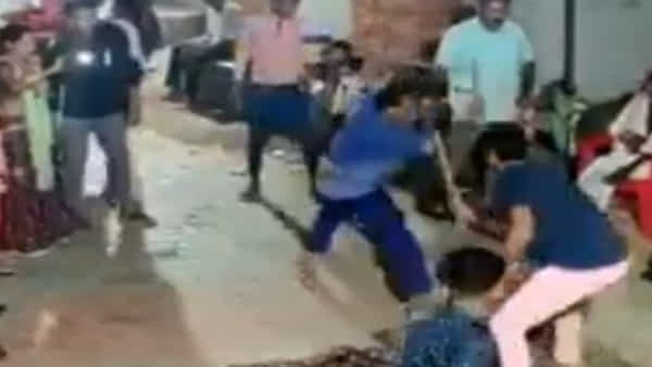 Gujarat: దాండియా నృత్యం చేస్తూ.. గుండెపోటు.. గుజరాత్ లో మృతిచెందిన 51 ఏళ్ల వ్యక్తి..