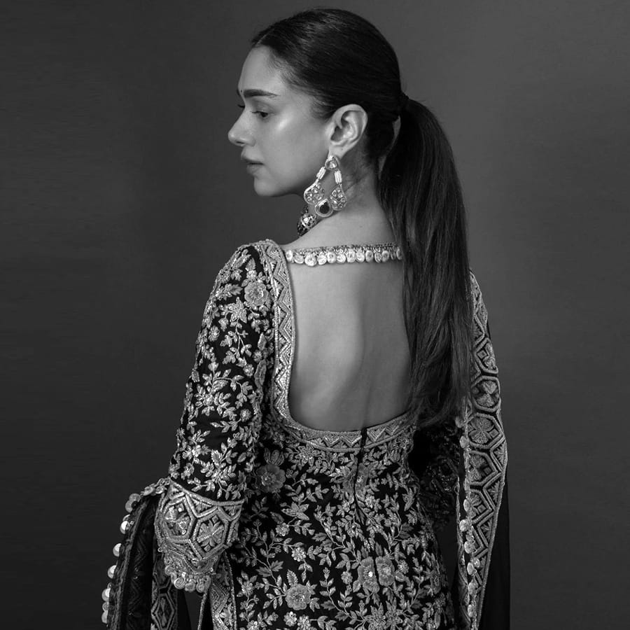 చెలియా సినిమాతో ప్రేక్షకులకు పరిచయం అయిన బ్యూటీ అదితిరావ్ హైదరి. మొదటి సినిమాతోనే ప్రేక్షకులను ఆకట్టుకుంది ఈ చిన్నది. అందం అభినయం తో ఆకట్టుకున్న ఈ బ్యూటీ సోషల్ మీడియాలో యాక్టీవ్ గా ఉండు ఫొటోస్  షేర్ చేస్తూ అందరిని ఆకట్టుకుంటుంది.తాజా ఫొటోస్ మరోసారి ఎట్ట్రాక్టీవ్ చేస్తున్నాయి.