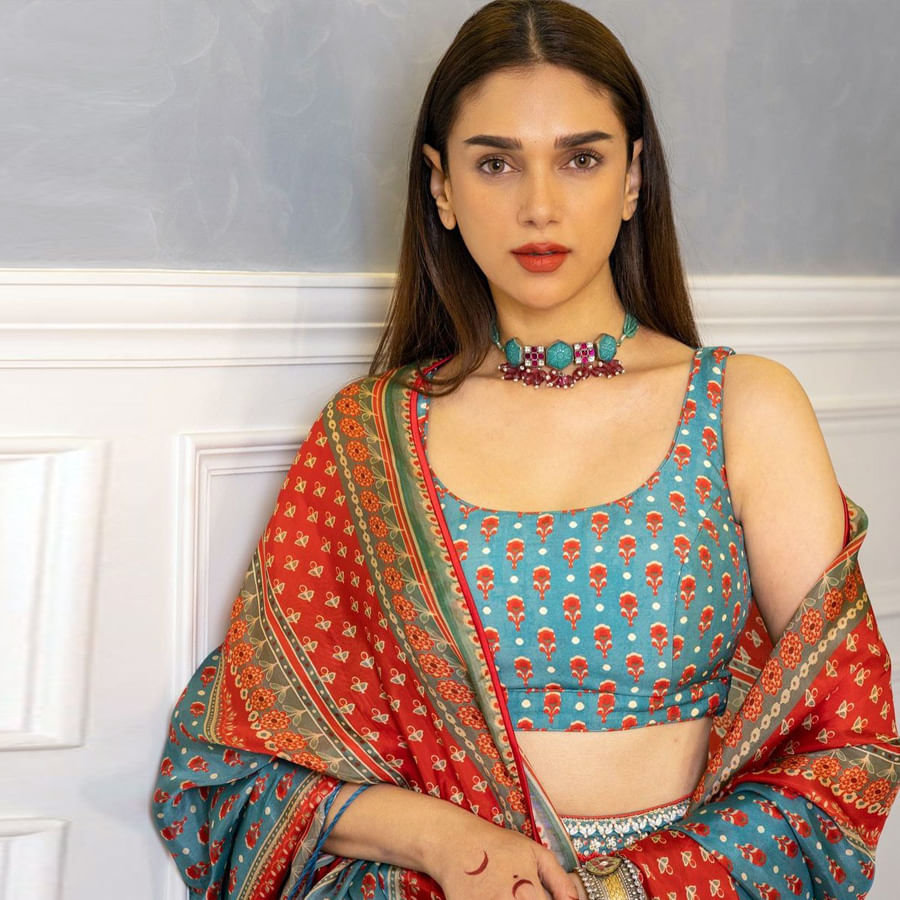 చెలియా సినిమాతో ప్రేక్షకులకు పరిచయం అయిన బ్యూటీ అదితిరావ్ హైదరి. మొదటి సినిమాతోనే ప్రేక్షకులను ఆకట్టుకుంది ఈ చిన్నది. అందం అభినయం తో ఆకట్టుకున్న ఈ బ్యూటీ సోషల్ మీడియాలో యాక్టీవ్ గా ఉండు ఫొటోస్  షేర్ చేస్తూ అందరిని ఆకట్టుకుంటుంది.తాజా ఫొటోస్ మరోసారి ఎట్ట్రాక్టీవ్ చేస్తున్నాయి.