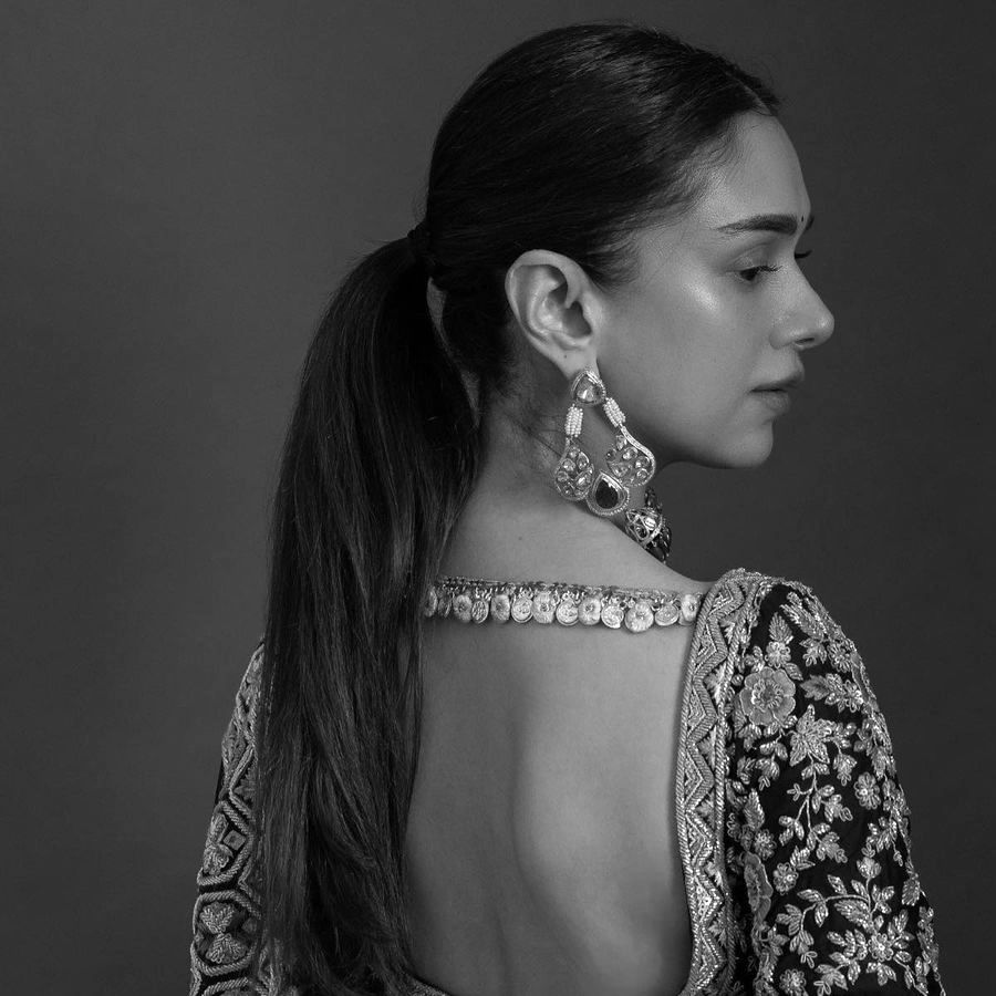 చెలియా సినిమాతో ప్రేక్షకులకు పరిచయం అయిన బ్యూటీ అదితిరావ్ హైదరి. మొదటి సినిమాతోనే ప్రేక్షకులను ఆకట్టుకుంది ఈ చిన్నది. అందం అభినయం తో ఆకట్టుకున్న ఈ బ్యూటీ సోషల్ మీడియాలో యాక్టీవ్ గా ఉండు ఫొటోస్  షేర్ చేస్తూ అందరిని ఆకట్టుకుంటుంది.తాజా ఫొటోస్ మరోసారి ఎట్ట్రాక్టీవ్ చేస్తున్నాయి.