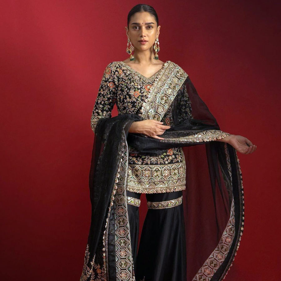 చెలియా సినిమాతో ప్రేక్షకులకు పరిచయం అయిన బ్యూటీ అదితిరావ్ హైదరి. మొదటి సినిమాతోనే ప్రేక్షకులను ఆకట్టుకుంది ఈ చిన్నది. అందం అభినయం తో ఆకట్టుకున్న ఈ బ్యూటీ సోషల్ మీడియాలో యాక్టీవ్ గా ఉండు ఫొటోస్  షేర్ చేస్తూ అందరిని ఆకట్టుకుంటుంది.తాజా ఫొటోస్ మరోసారి ఎట్ట్రాక్టీవ్ చేస్తున్నాయి.