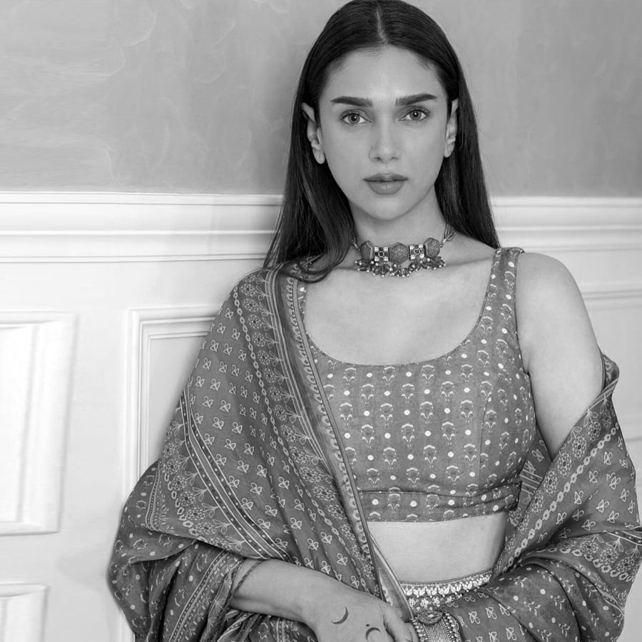 చెలియా సినిమాతో ప్రేక్షకులకు పరిచయం అయిన బ్యూటీ అదితిరావ్ హైదరి. మొదటి సినిమాతోనే ప్రేక్షకులను ఆకట్టుకుంది ఈ చిన్నది. అందం అభినయం తో ఆకట్టుకున్న ఈ బ్యూటీ సోషల్ మీడియాలో యాక్టీవ్ గా ఉండు ఫొటోస్  షేర్ చేస్తూ అందరిని ఆకట్టుకుంటుంది.తాజా ఫొటోస్ మరోసారి ఎట్ట్రాక్టీవ్ చేస్తున్నాయి.