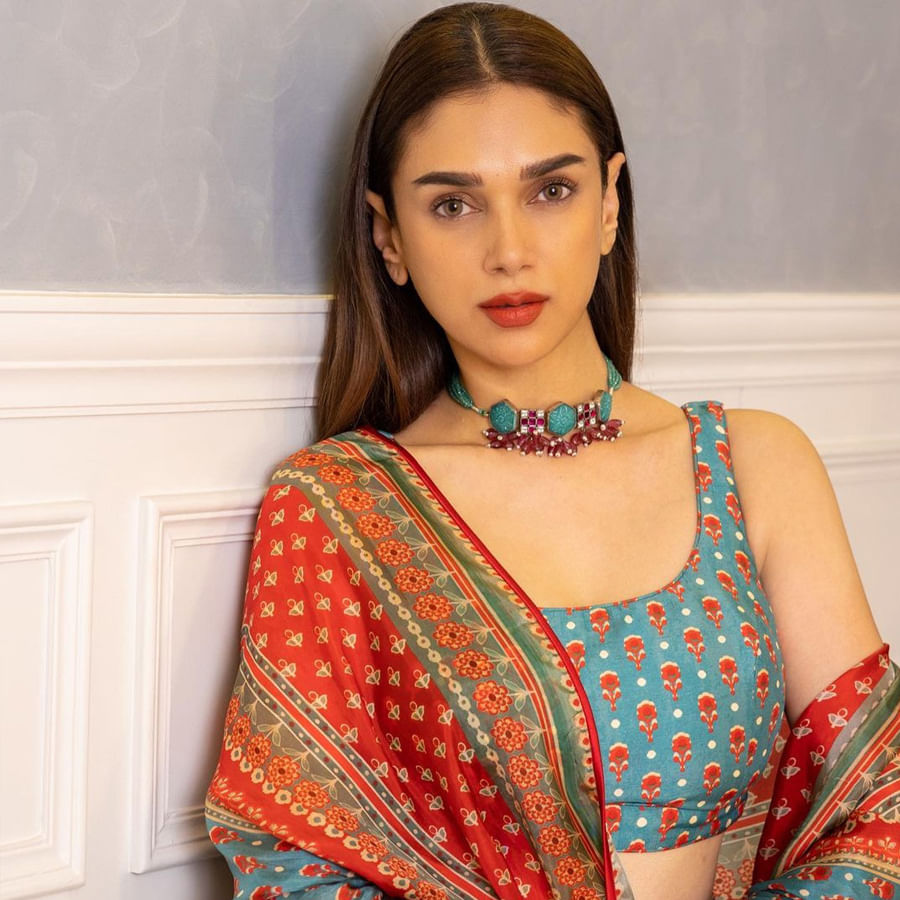 చెలియా సినిమాతో ప్రేక్షకులకు పరిచయం అయిన బ్యూటీ అదితిరావ్ హైదరి. మొదటి సినిమాతోనే ప్రేక్షకులను ఆకట్టుకుంది ఈ చిన్నది. అందం అభినయం తో ఆకట్టుకున్న ఈ బ్యూటీ సోషల్ మీడియాలో యాక్టీవ్ గా ఉండు ఫొటోస్  షేర్ చేస్తూ అందరిని ఆకట్టుకుంటుంది.తాజా ఫొటోస్ మరోసారి ఎట్ట్రాక్టీవ్ చేస్తున్నాయి.