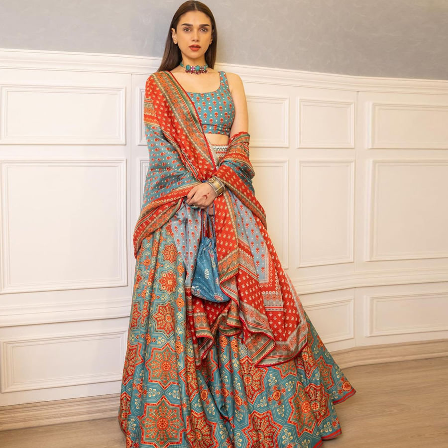 చెలియా సినిమాతో ప్రేక్షకులకు పరిచయం అయిన బ్యూటీ అదితిరావ్ హైదరి. మొదటి సినిమాతోనే ప్రేక్షకులను ఆకట్టుకుంది ఈ చిన్నది. అందం అభినయం తో ఆకట్టుకున్న ఈ బ్యూటీ సోషల్ మీడియాలో యాక్టీవ్ గా ఉండు ఫొటోస్  షేర్ చేస్తూ అందరిని ఆకట్టుకుంటుంది.తాజా ఫొటోస్ మరోసారి ఎట్ట్రాక్టీవ్ చేస్తున్నాయి.