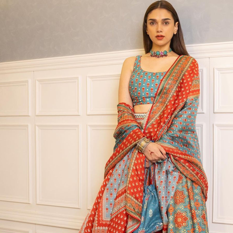 చెలియా సినిమాతో ప్రేక్షకులకు పరిచయం అయిన బ్యూటీ అదితిరావ్ హైదరి. మొదటి సినిమాతోనే ప్రేక్షకులను ఆకట్టుకుంది ఈ చిన్నది. అందం అభినయం తో ఆకట్టుకున్న ఈ బ్యూటీ సోషల్ మీడియాలో యాక్టీవ్ గా ఉండు ఫొటోస్ షేర్ చేస్తూ అందరిని ఆకట్టుకుంటుంది.తాజా ఫొటోస్ మరోసారి ఎట్ట్రాక్టీవ్ చేస్తున్నాయి.