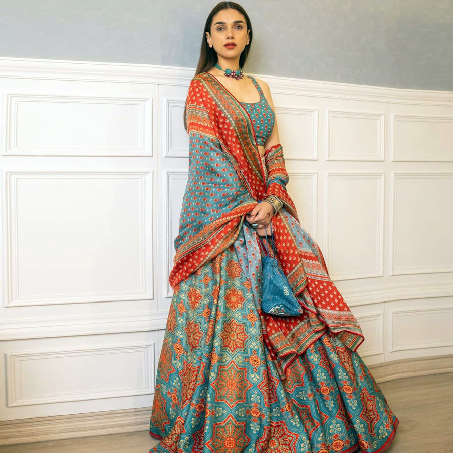 చెలియా సినిమాతో ప్రేక్షకులకు పరిచయం అయిన బ్యూటీ అదితిరావ్ హైదరి. మొదటి సినిమాతోనే ప్రేక్షకులను ఆకట్టుకుంది ఈ చిన్నది. అందం అభినయం తో ఆకట్టుకున్న ఈ బ్యూటీ సోషల్ మీడియాలో యాక్టీవ్ గా ఉండు ఫొటోస్  షేర్ చేస్తూ అందరిని ఆకట్టుకుంటుంది.తాజా ఫొటోస్ మరోసారి ఎట్ట్రాక్టీవ్ చేస్తున్నాయి.