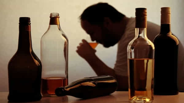 Alcohol Side Effect: మద్యం అలవాటు మానేందుకు ట్రై చేస్తున్నారా.. అయితే ఈ టిప్స్ ఫాలో అవ్వండి..