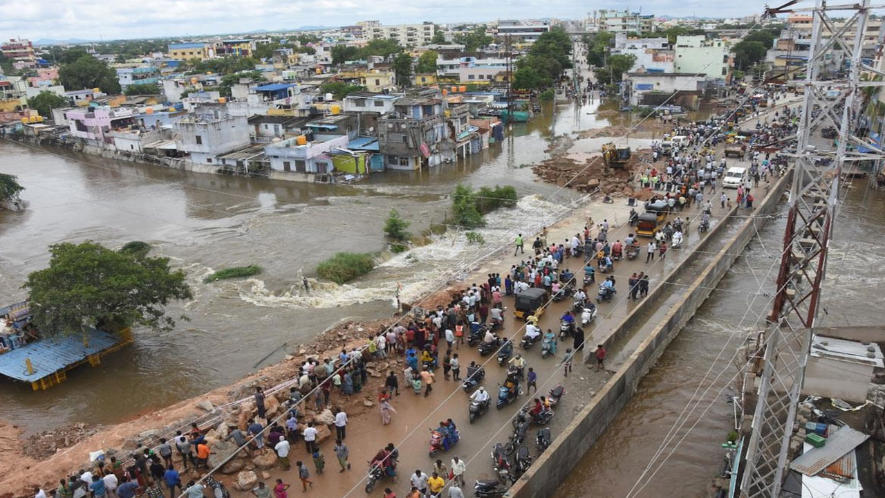 Anantapur Floods: వరద పోయింది.. బురద మిగిలింది.. అనంతపురం నగరవాసుల దీన స్థితి..