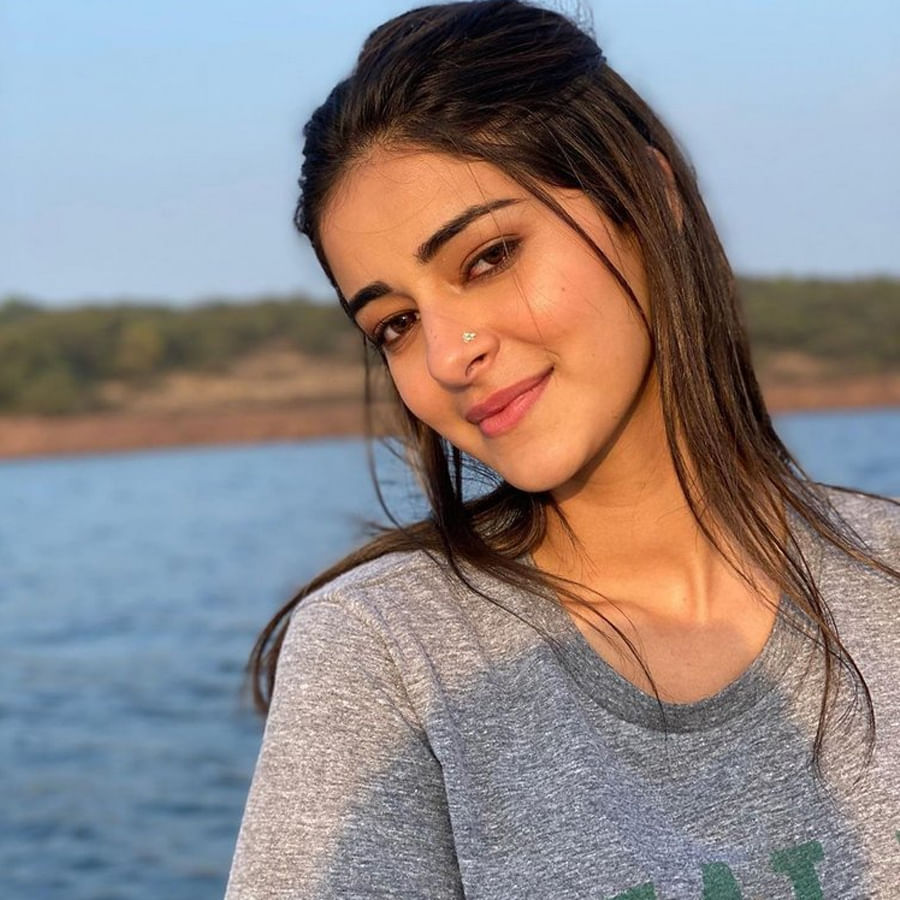 అనన్య పాండే ప్రస్తుతం శకున్ బత్రా దర్శకత్వంలో తెరకెక్కుతున్న హిందీ మూవీలో నటిస్తోంది. ఈ సినిమా షూటింగ్ లో అనన్య బీజీగా గడుపుతోంది.